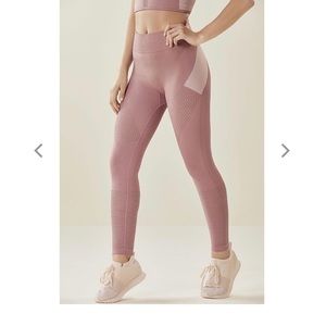 Seamless High-Waisted Statement Legging